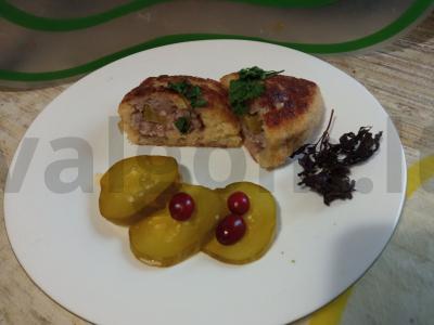 Zrazai su marinuotais agurkais pagrindine nuotrauka