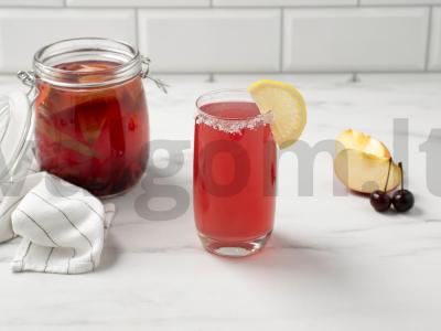 Vyšnių ir obuolių kompotas pagrindine nuotrauka