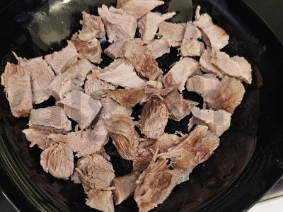 Kepta kiauliena su daržovėmis po lydytu sūriu lėtoje viryklėje Žingsnis 1