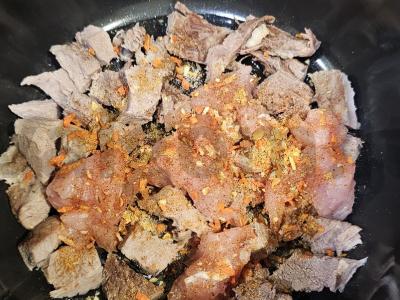 Kepta kiauliena su daržovėmis po lydytu sūriu lėtoje viryklėje Žingsnis 2