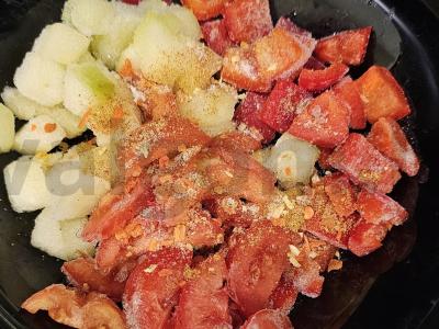 Kepta kiauliena su daržovėmis po lydytu sūriu lėtoje viryklėje Žingsnis 4