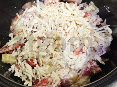 Kepta kiauliena su daržovėmis po lydytu sūriu lėtoje viryklėje Žingsnis 6