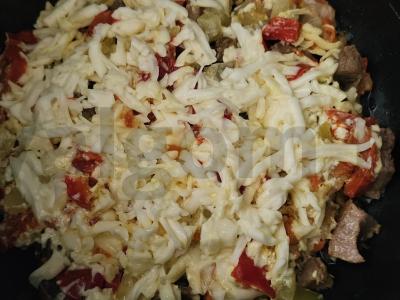 Kepta kiauliena su daržovėmis po lydytu sūriu lėtoje viryklėje Žingsnis 7