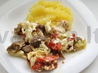 Kepta kiauliena su daržovėmis po lydytu sūriu lėtoje viryklėje pagrindine nuotrauka