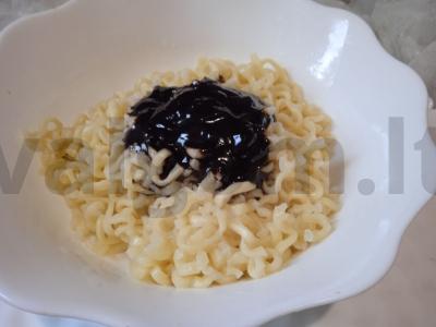 Greito paruošimo makaronai su terijaki padažu, jautienos bekonu, pievagrybiais ir putpelių kiaušiniais Žingsnis 2