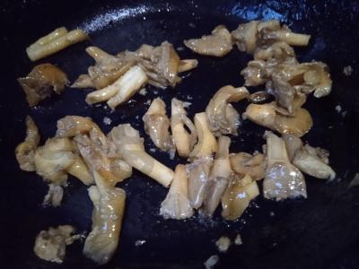 Greito paruošimo makaronai su terijaki padažu, jautienos bekonu, pievagrybiais ir putpelių kiaušiniais Žingsnis 5