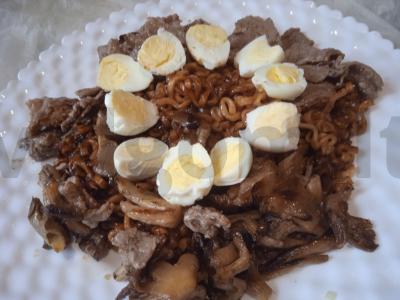 Greito paruošimo makaronai su terijaki padažu, jautienos bekonu, pievagrybiais ir putpelių kiaušiniais Žingsnis 7