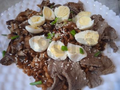 Greito paruošimo makaronai su terijaki padažu, jautienos bekonu, pievagrybiais ir putpelių kiaušiniais pagrindine nuotrauka