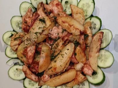 Kaimiška bulvė su vištienos krūtinėle pagrindine nuotrauka