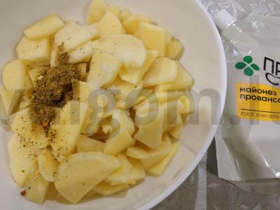 Puiki vištiena su bulvėmis pergamento valtelėse Žingsnis 3