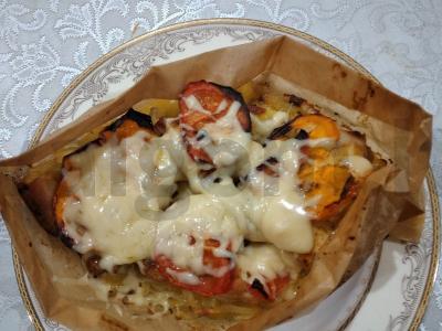 Puiki vištiena su bulvėmis pergamento valtelėse pagrindine nuotrauka