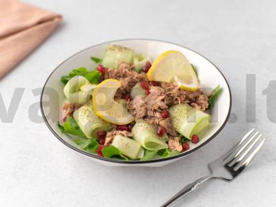 Salotas su agurkais ir tunu pagrindine nuotrauka