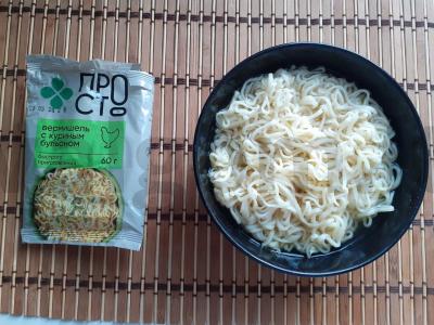 Vermicelli be virimo su kiaušiniu, sojų padažu ir žaliu svogūnu Žingsnis 1