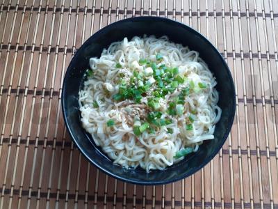 Vermicelli be virimo su kiaušiniu, sojų padažu ir žaliu svogūnu Žingsnis 4