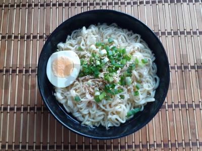 Vermicelli be virimo su kiaušiniu, sojų padažu ir žaliu svogūnu pagrindine nuotrauka