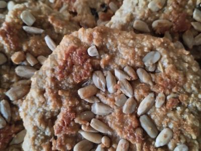 Vegetariški avižiniai sausainiai su saulėgrąžų sėklomis ir razinomis pagrindine nuotrauka