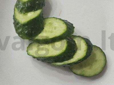 Sūdyti agurkai su vynuogių lapais pagrindine nuotrauka