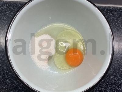 Blynai su pienu, varškės sūriu ir bananais Žingsnis 1