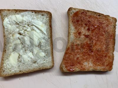 Sumuštinis su kumpiu, vyšniniais pomidorais, svogūnais ir sūriu Žingsnis 1