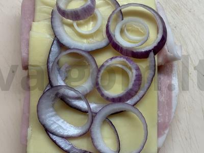 Sumuštinis su kumpiu, vyšniniais pomidorais, svogūnais ir sūriu Žingsnis 4