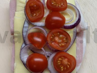 Sumuštinis su kumpiu, vyšniniais pomidorais, svogūnais ir sūriu Žingsnis 5
