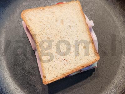 Sumuštinis su kumpiu, vyšniniais pomidorais, svogūnais ir sūriu Žingsnis 6