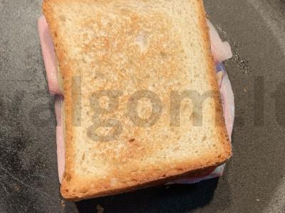 Sumuštinis su kumpiu, vyšniniais pomidorais, svogūnais ir sūriu Žingsnis 7