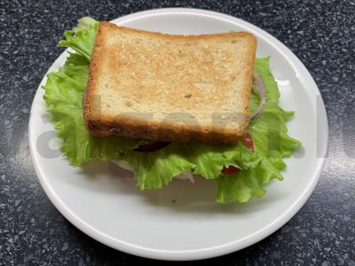 Sumuštinis su kumpiu, vyšniniais pomidorais, svogūnais ir sūriu pagrindine nuotrauka