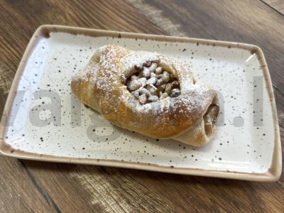 Konvertyras su kriauše ir pušų riešutais pagrindine nuotrauka