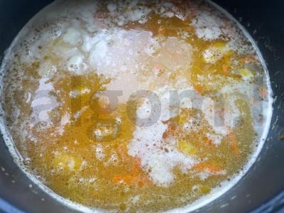 Žirnių sriuba su dešrelėmis lėtoje viryklėje Žingsnis 5