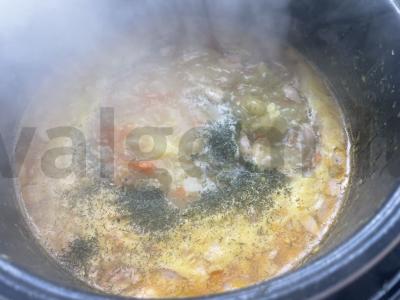 Žirnių sriuba su dešrelėmis lėtoje viryklėje Žingsnis 6