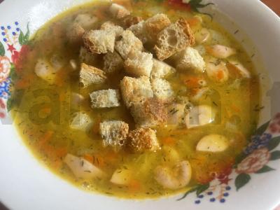 Žirnių sriuba su dešrelėmis lėtoje viryklėje pagrindine nuotrauka