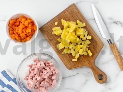 Lengvas olivje su grietine Žingsnis 1