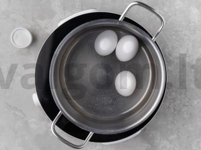 Salotas su virtais kiaušiniais ir daržovėmis Žingsnis 1