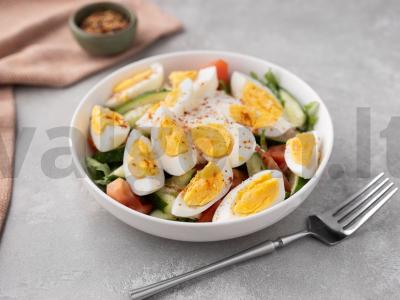 Salotas su virtais kiaušiniais ir daržovėmis pagrindine nuotrauka