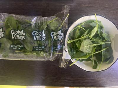 Žalias salotas su avokadu, špinatais ir varškės sūriu Žingsnis 1