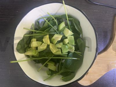 Žalias salotas su avokadu, špinatais ir varškės sūriu Žingsnis 2