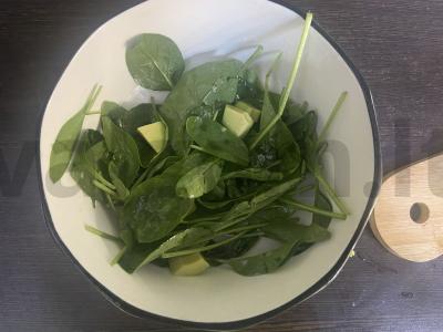 Žalias salotas su avokadu, špinatais ir varškės sūriu Žingsnis 3