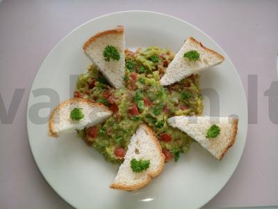 Daržovių guacamole padažas su pomidorais ir laimo sultimis pagrindine nuotrauka