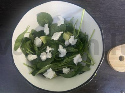 Žalias salotas su avokadu, špinatais ir varškės sūriu Žingsnis 4