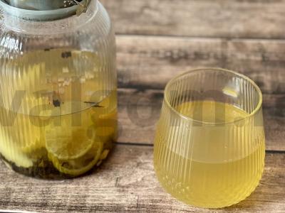 Aromatingas arbata su laimu ir kriauše pagrindine nuotrauka