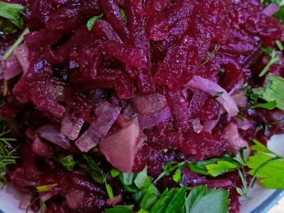 Burokėlių salotos su marinuotais grybais pagrindine nuotrauka