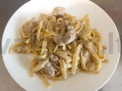 Makaronai su vištiena grietinėlės-grybų padaže pagrindine nuotrauka