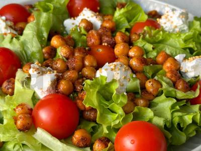 Salotas su traškiais avinžirniais pagrindine nuotrauka