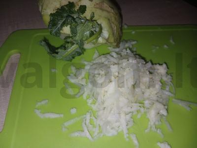 Kiaušinių, kolrabi ir lydyto sūrio salotos Žingsnis 1