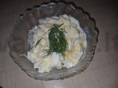 Kiaušinių, kolrabi ir lydyto sūrio salotos pagrindine nuotrauka