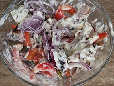 Salotos su paprikomis ir jalapeño pipirais pagrindine nuotrauka