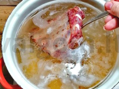 Žirnių sriuba su rūkytomis kiaulienos šonkauliais Žingsnis 2