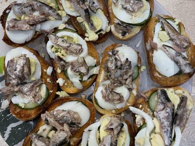 Sumuštiniai su kiaušiniais ir šprotais pagrindine nuotrauka