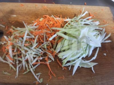 Morkų, kopūstų ir ridikėlių salotas Žingsnis 1